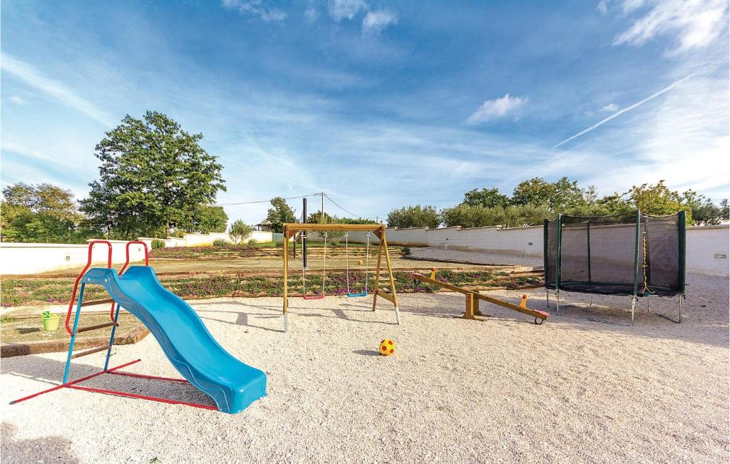Plac zabaw dla dzieci w obiekcie Holiday Home Marcana 57