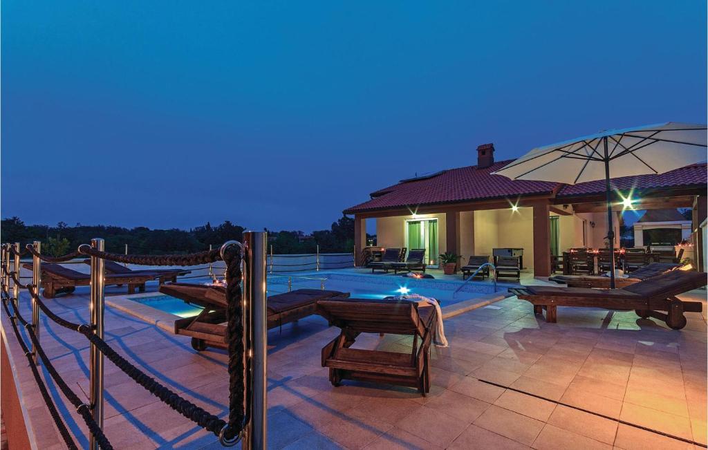 Basen w obiekcie Holiday Home Marcana 57 lub w pobliżu