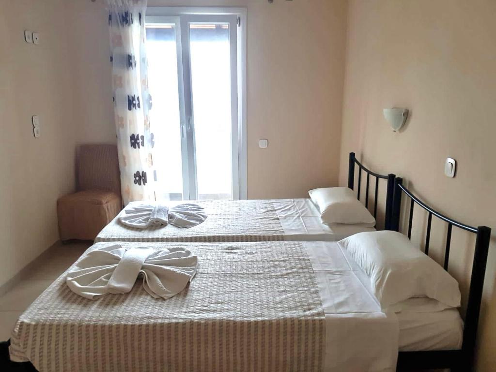 A bed or beds in a room at Votsalo Pool Apts