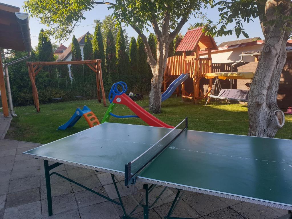 Stolný tenis v ubytovaní Famvarga Apartmanház alebo v jeho okolí