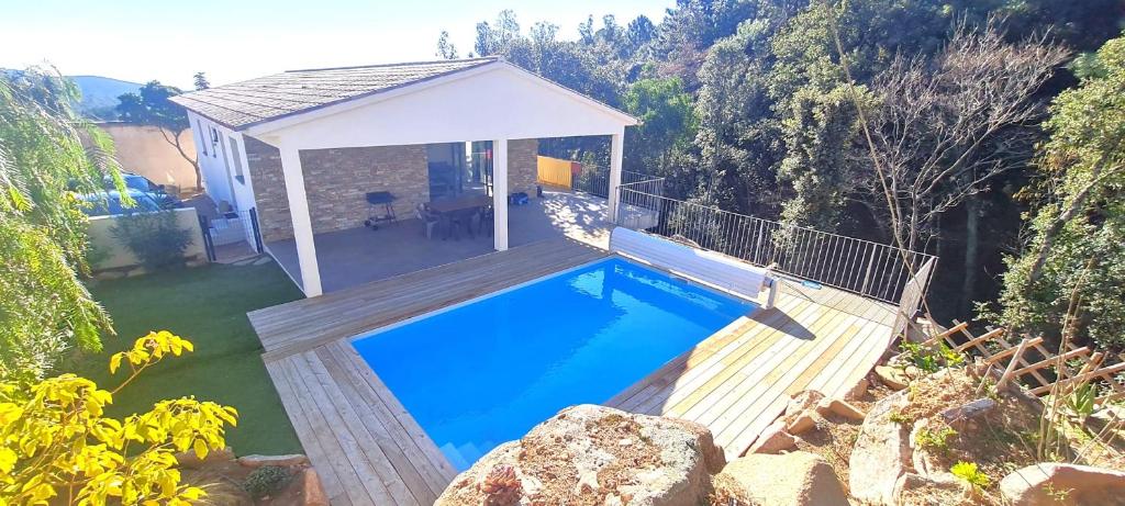 - une piscine dans un jardin avec un pavillon dans l'établissement Villa Leku Lucia 8 pers piscine chauffée 15 min plage en voiture, à Sainte-Lucie de Porto-Vecchio