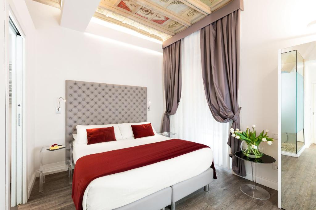 羅馬的住宿－納沃納酒店，一间卧室配有一张大床和镜子