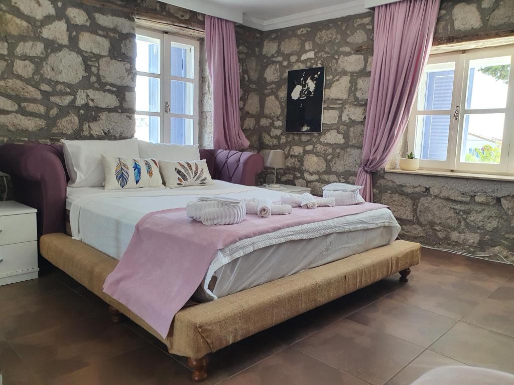 Postel nebo postele na pokoji v ubytování Leyla Suite
