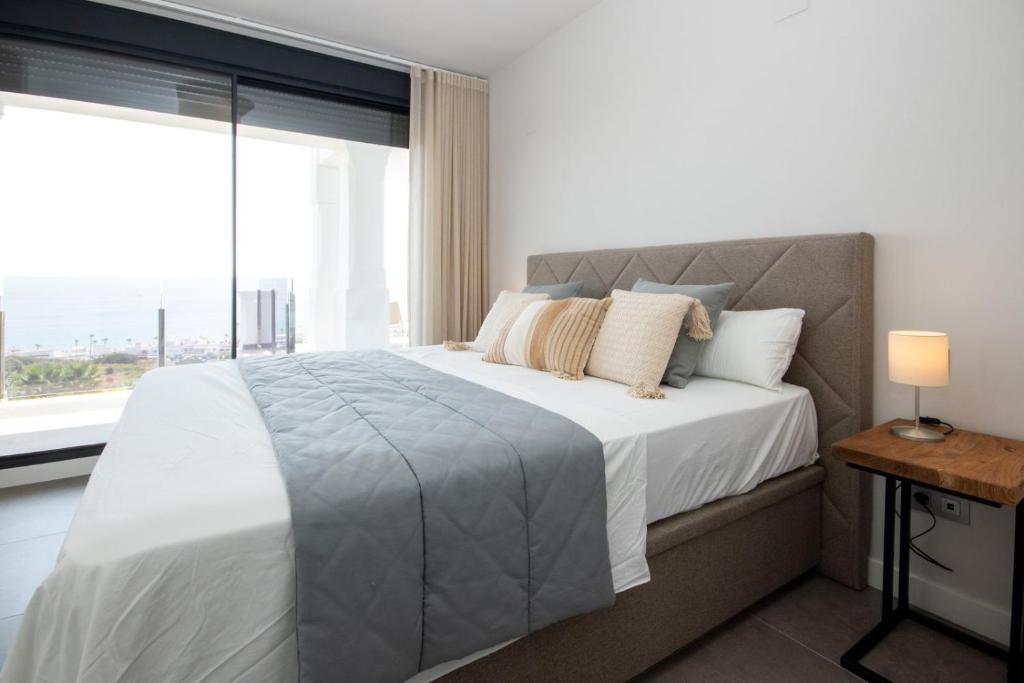 Postel nebo postele na pokoji v ubytování Luxury apartment stunning seaview BS 3104