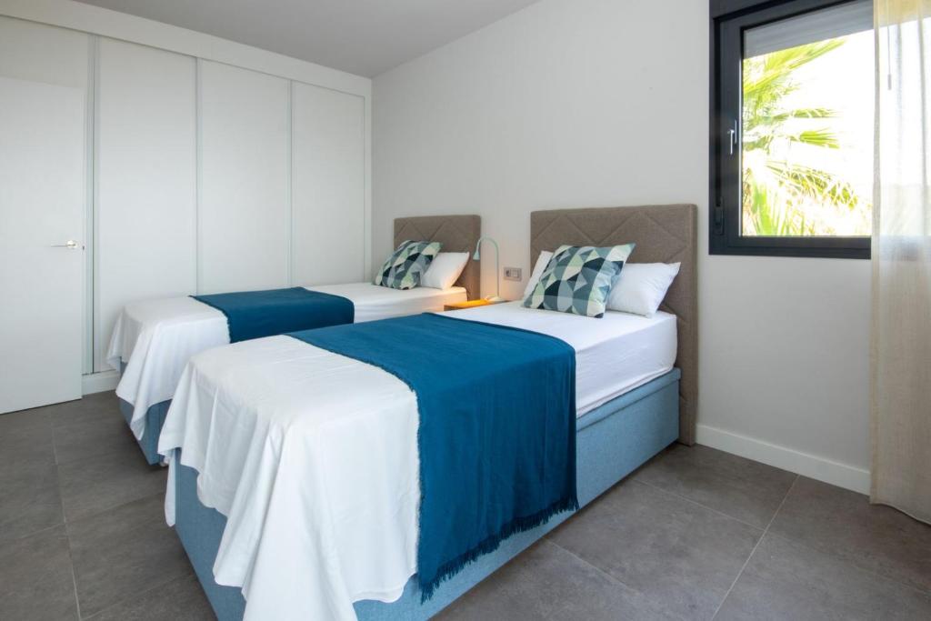 Postel nebo postele na pokoji v ubytování Luxury apartment stunning seaview BS 3104