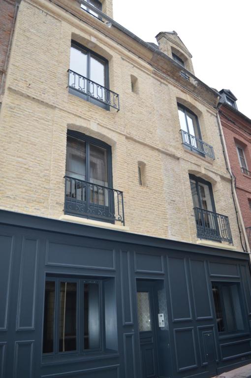 un gran edificio de ladrillo con ventanas y balcones en DIEPPE GITES BEAUREGARD en Dieppe