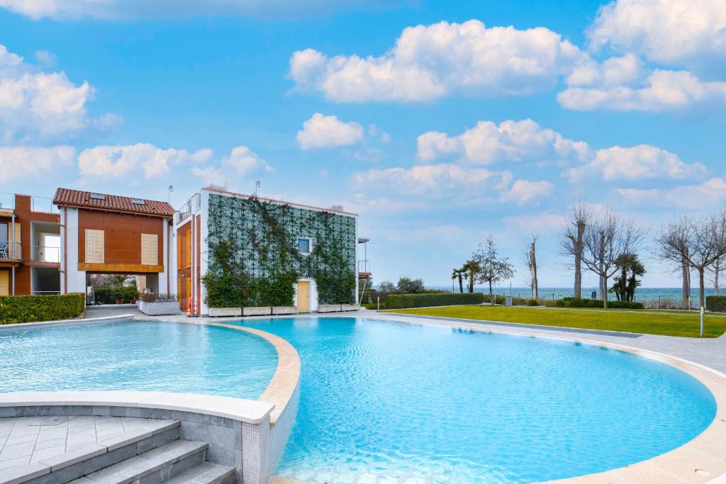Basen w obiekcie Borgo Gasparina Family Apartments lub w pobliżu