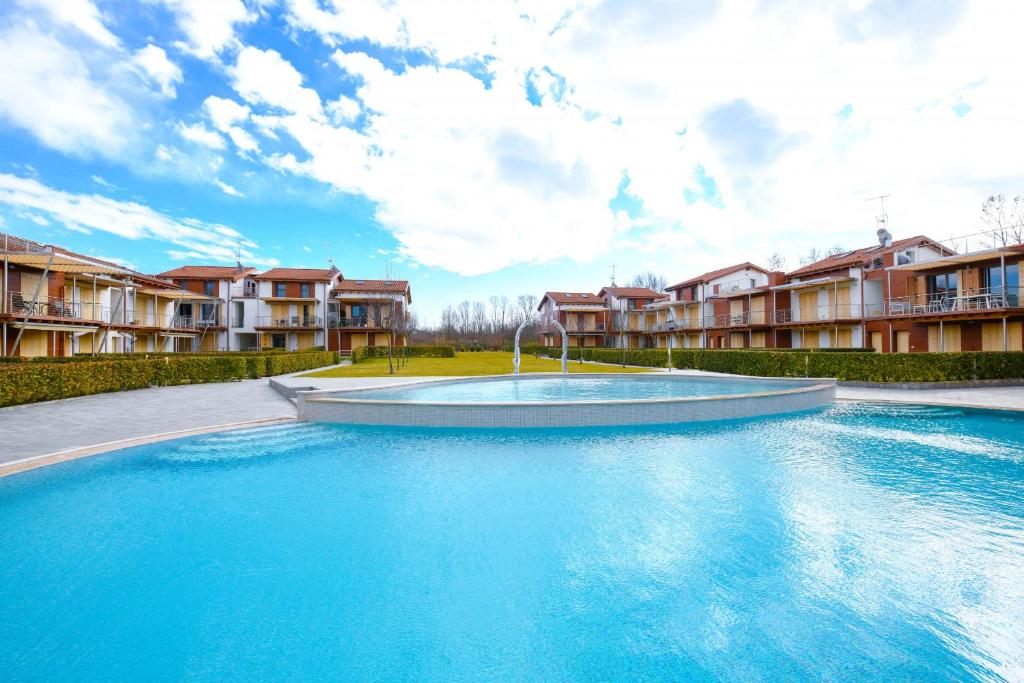 Basen w obiekcie Borgo Gasparina Family Apartments lub w pobliżu