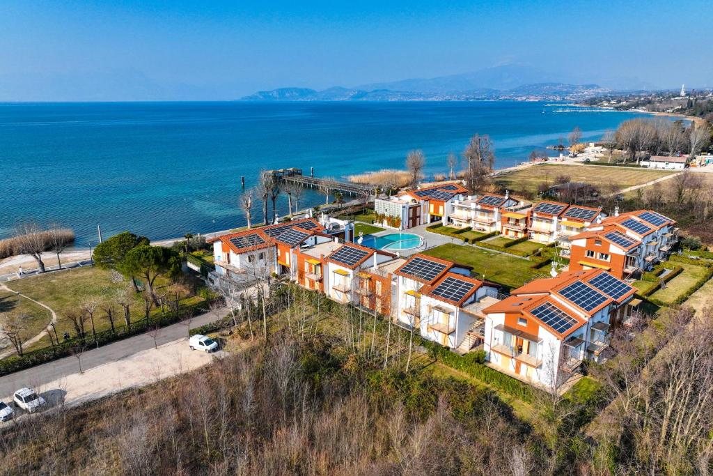 widok z powietrza na dom z panelami słonecznymi w obiekcie Borgo Gasparina Family Apartments w mieście Castelnuovo del Garda