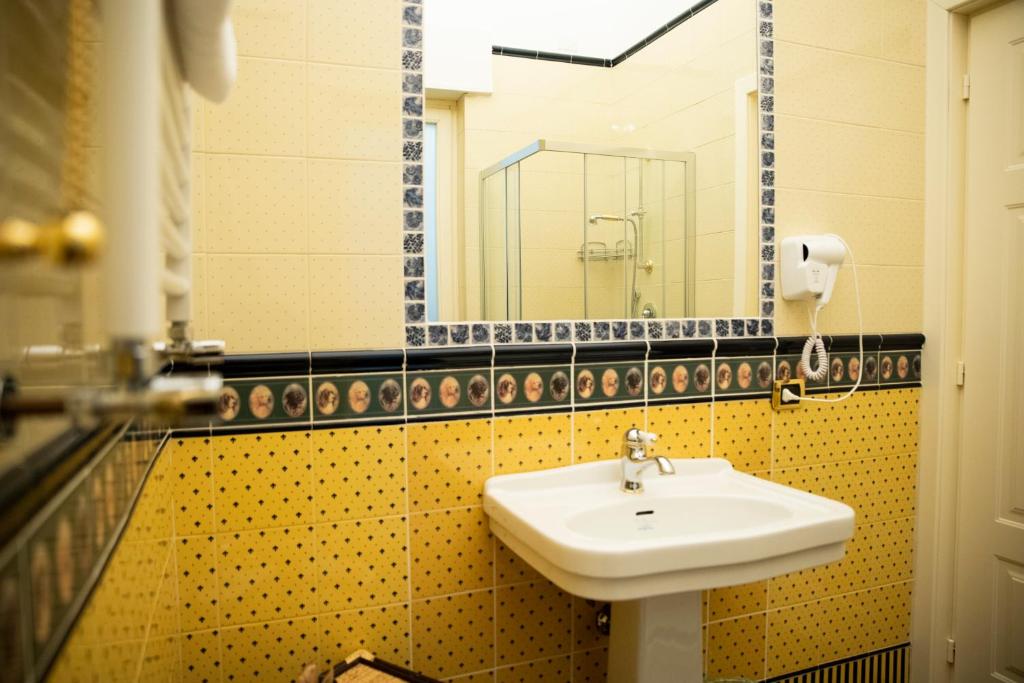 A bathroom at Palazzo de Brado