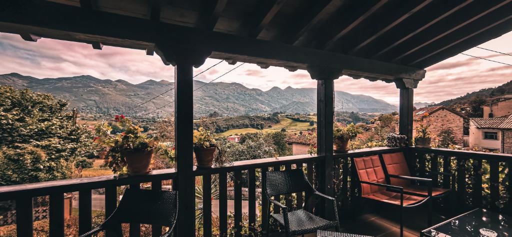 a balcony with chairs and a view of mountains at Hotel Rural Valleoscuru in Tresgrandas
