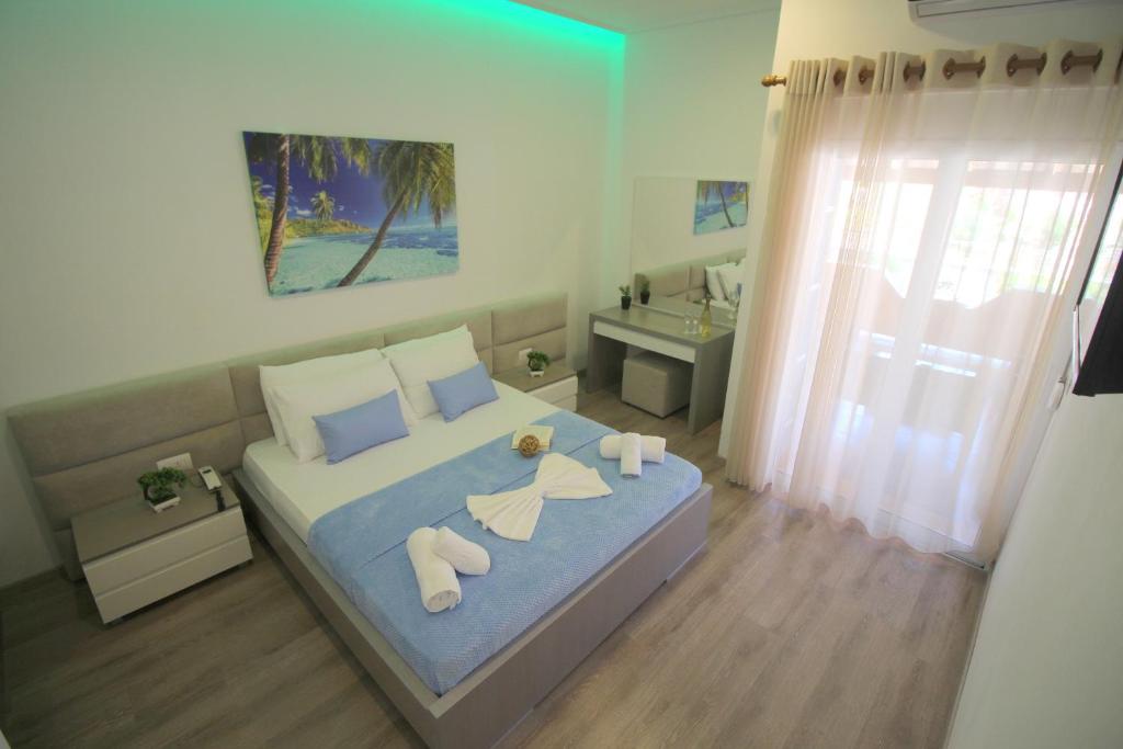 Un pat sau paturi într-o cameră la Zero Zero Apartments Sarande