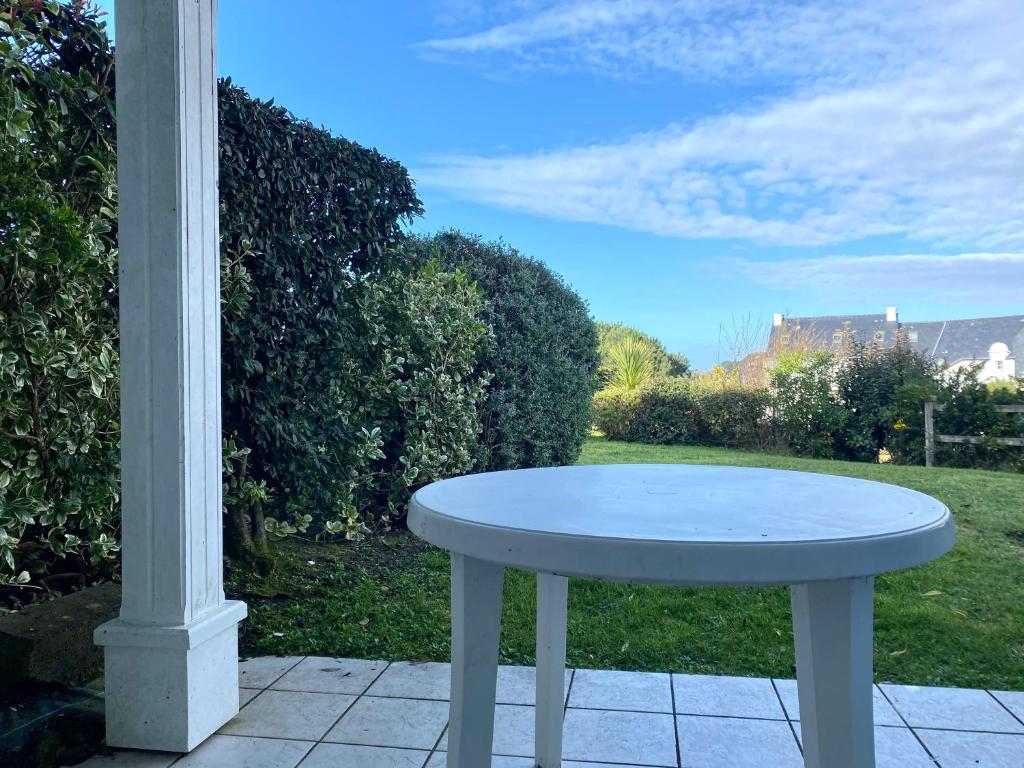 une table blanche assise sur une terrasse dans l'établissement REF 057 - Appartement pour quatre personnes avec terrasse secteur port Crouesty ARZON, à Arzon