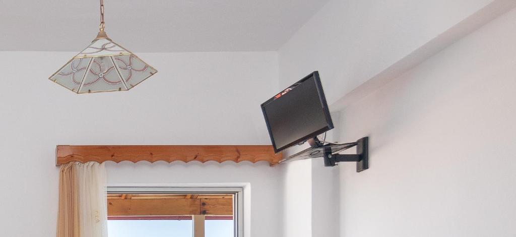TV a/nebo společenská místnost v ubytování Corfu Star Apartments