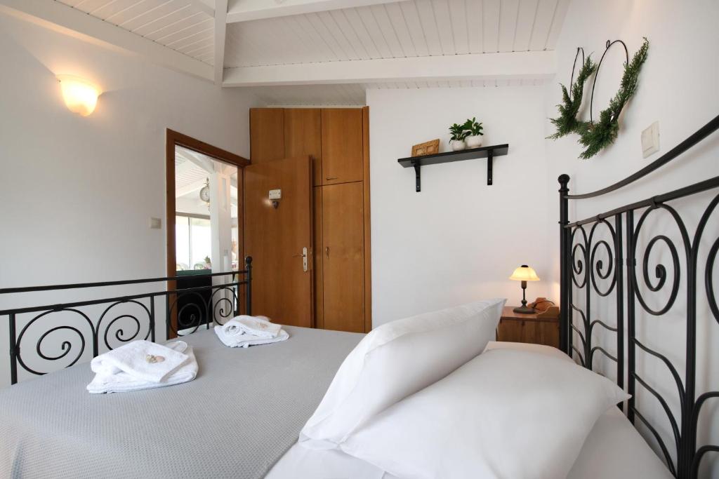 Łóżko lub łóżka w pokoju w obiekcie Dream House Efi