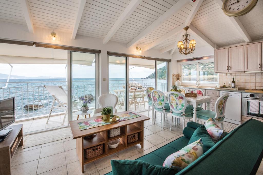 cocina y sala de estar con vistas al océano en Dream House Efi, en Ravdhoúkha