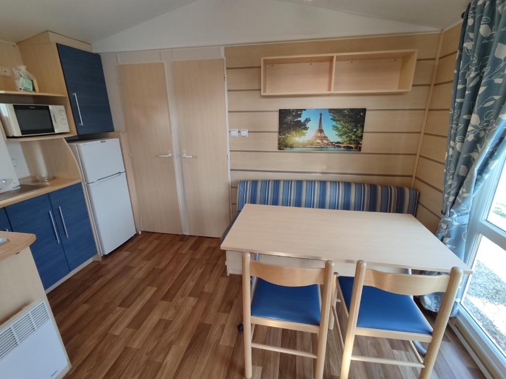 una pequeña cocina con mesa y sillas en una habitación en Smart Home Paris mit Terrasse, Europapark, Rulantica 15min en Boofzheim