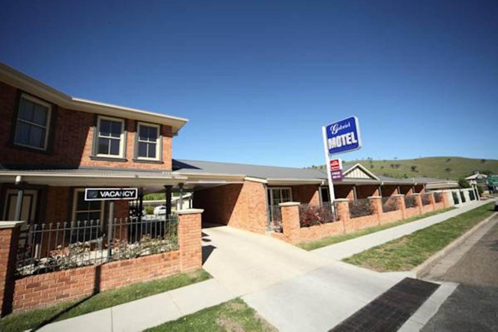 a street sign in front of a motel at Gundagai Gabriel Motor Inn in Gundagai