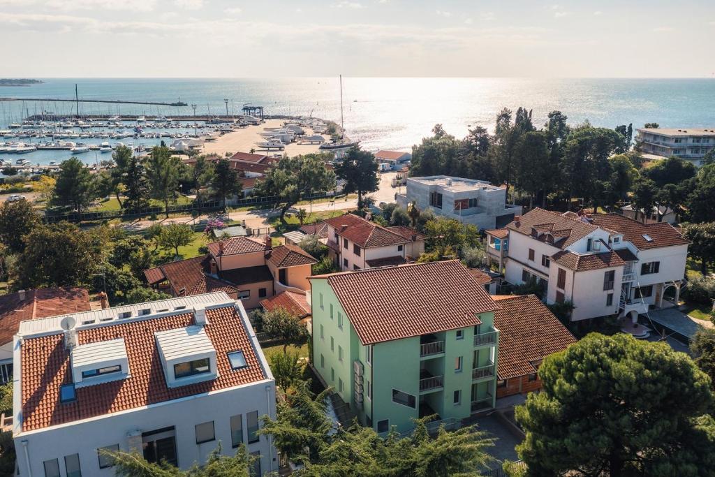 una vista aérea de una ciudad con casas y un puerto en ANDREA house with apartments, en Umag