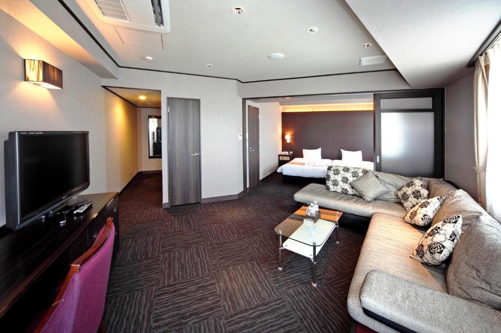 TV a/nebo společenská místnost v ubytování Hotel Sunplaza Osaka Sakai Annex