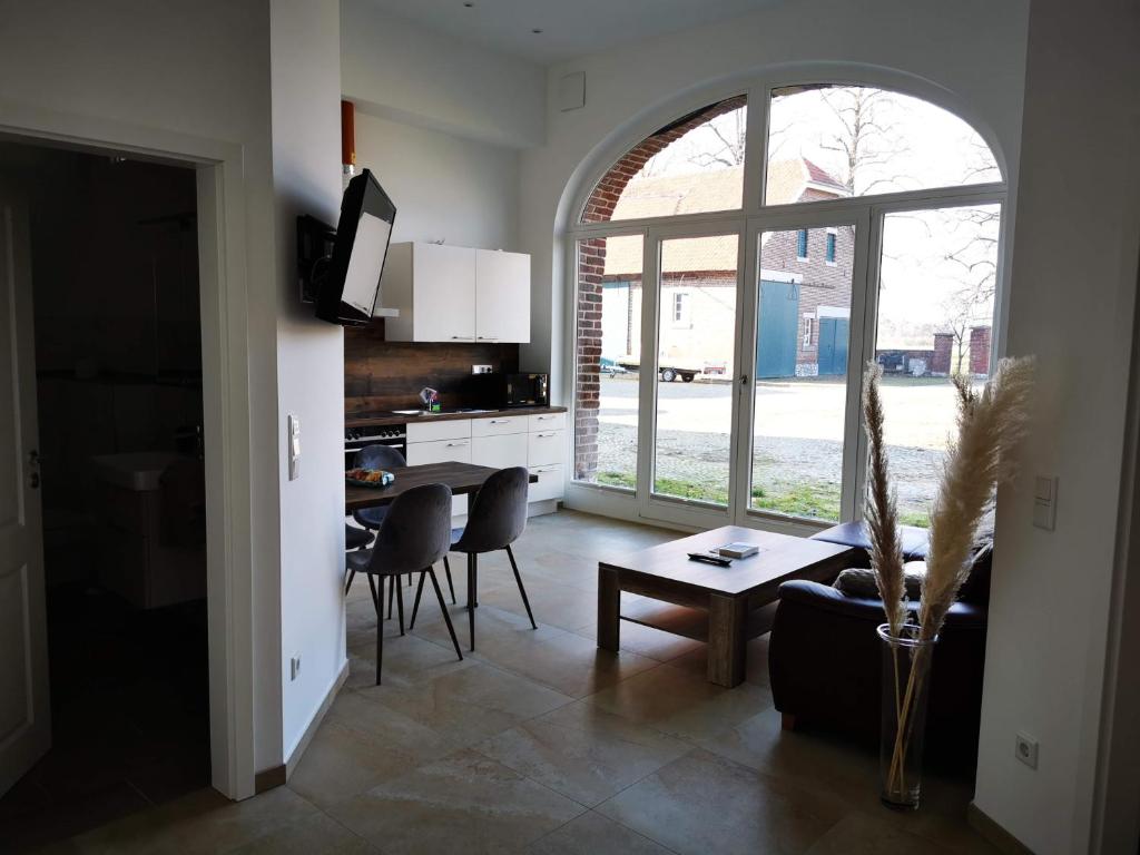 a living room with a table and a dining room at Ferienwohnung Marder in Münster