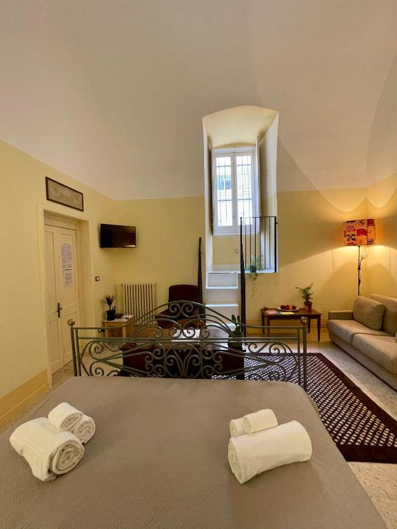 Łóżko lub łóżka w pokoju w obiekcie 4 Balconi rooms- Dimora Arditi B&B
