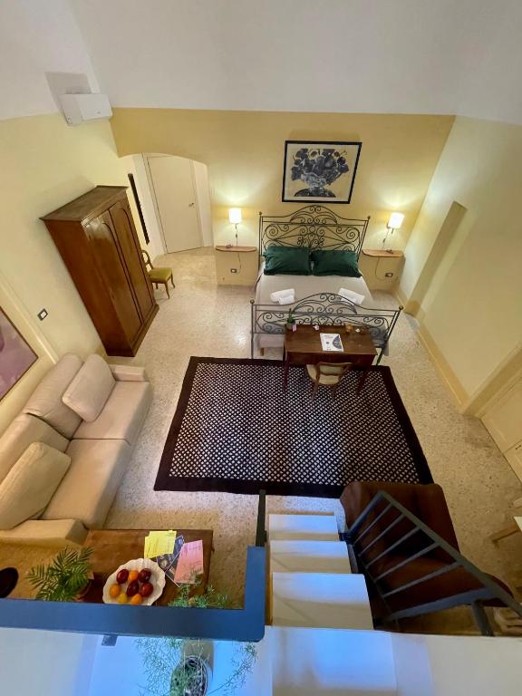 salon z łóżkiem i kanapą w obiekcie 4 Balconi rooms- Dimora Arditi B&B w mieście Lecce