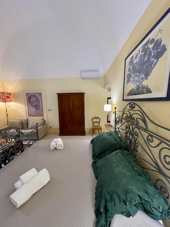 Łóżko lub łóżka w pokoju w obiekcie 4 Balconi rooms- Dimora Arditi B&B