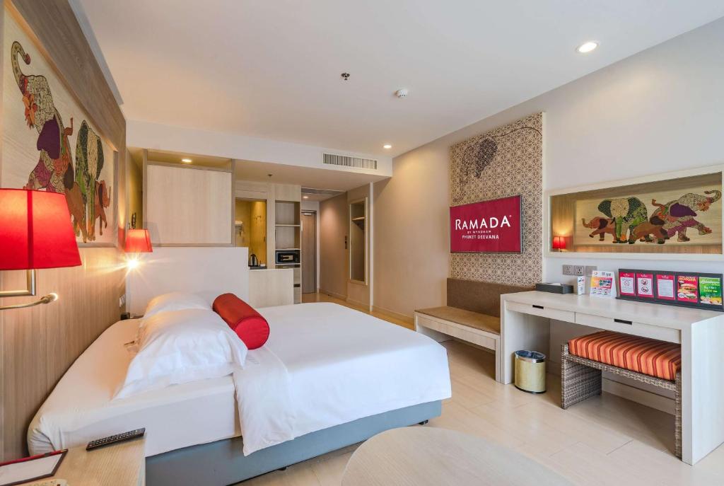 Postel nebo postele na pokoji v ubytování Ramada by Wyndham Phuket Deevana