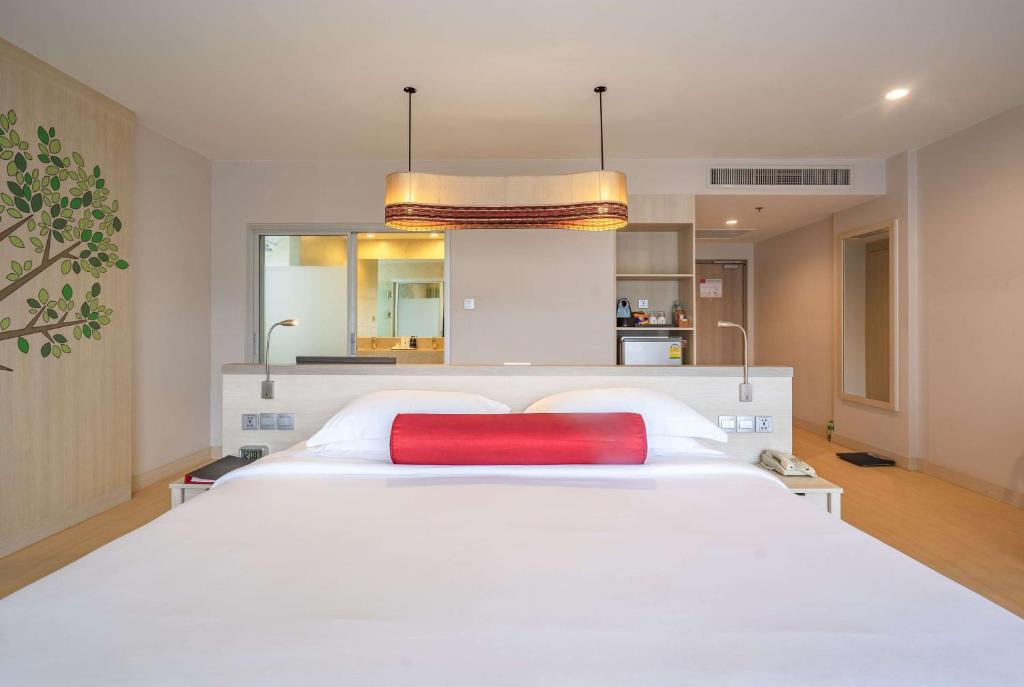 Postel nebo postele na pokoji v ubytování Ramada by Wyndham Phuket Deevana