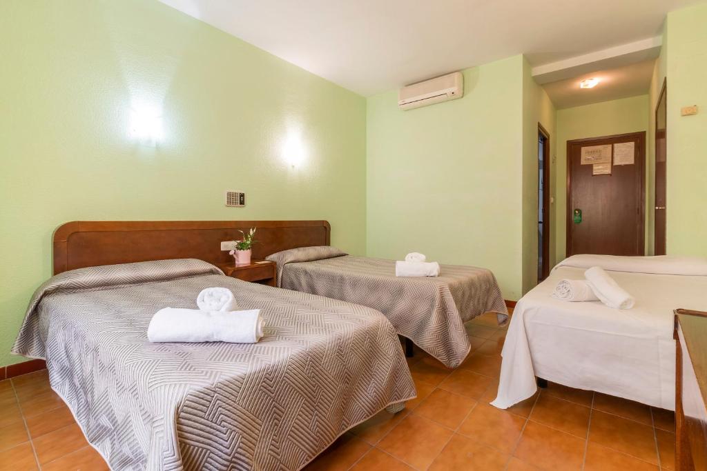 Postel nebo postele na pokoji v ubytování Hotel Sierra de Arcos