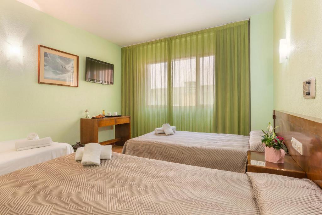 Postel nebo postele na pokoji v ubytování Hotel Sierra de Arcos