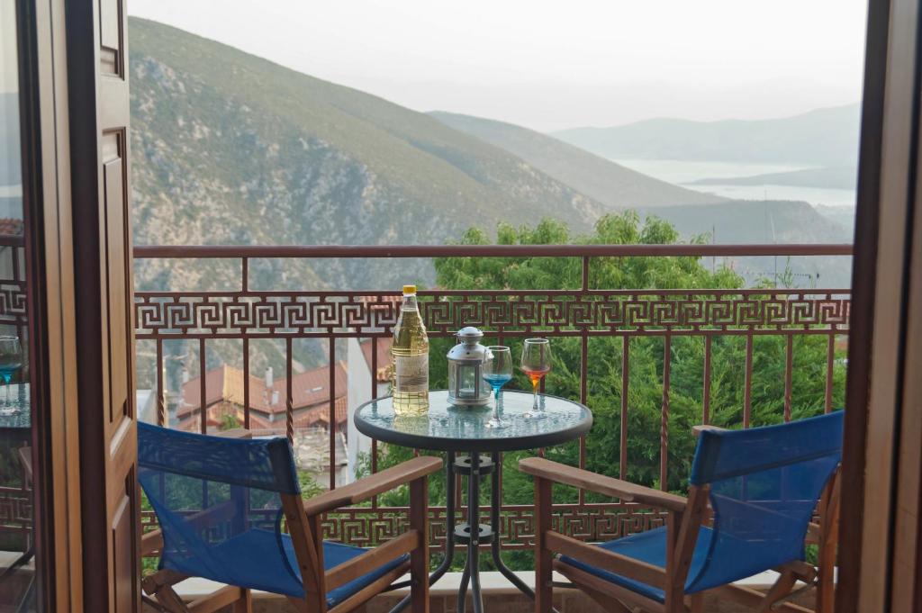een tafel en stoelen op een balkon met uitzicht bij Athina apartment Delphi in Delfoi