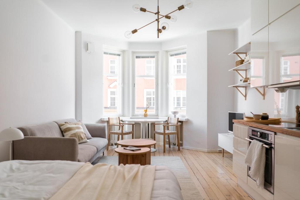 a living room with a couch and a table at Yksiö rauhallisella ja keskeisellä sijainnilla in Helsinki