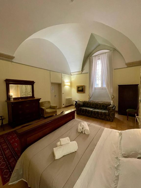 Łóżko lub łóżka w pokoju w obiekcie 4 Balconi rooms- Dimora Arditi B&B