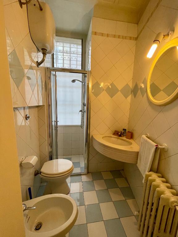 łazienka z umywalką, toaletą i prysznicem w obiekcie 4 Balconi rooms- Dimora Arditi B&B w mieście Lecce