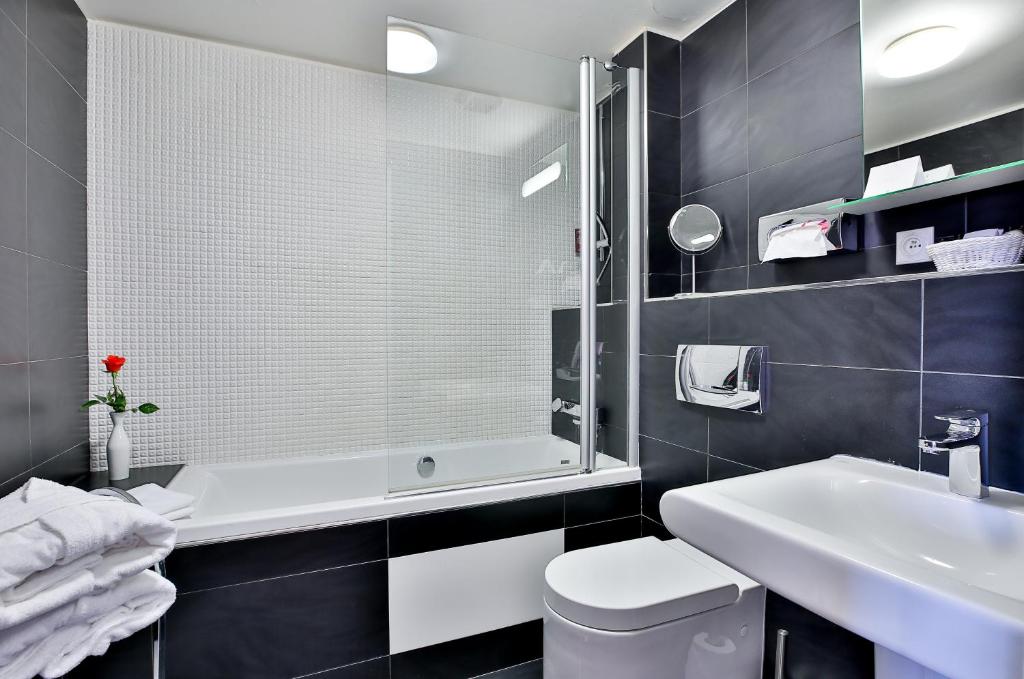 Koupelna v ubytování LH Vintage Design Hotel Sax