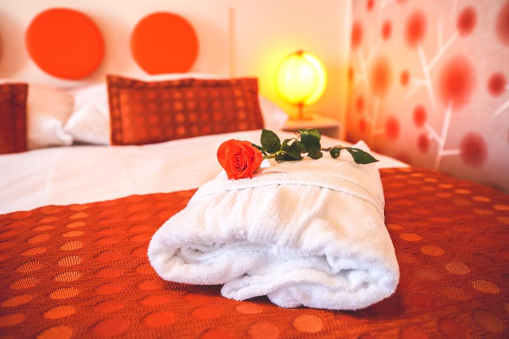 Postel nebo postele na pokoji v ubytování LH Vintage Design Hotel Sax