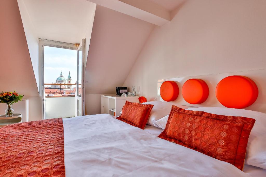Postel nebo postele na pokoji v ubytování LH Vintage Design Hotel Sax