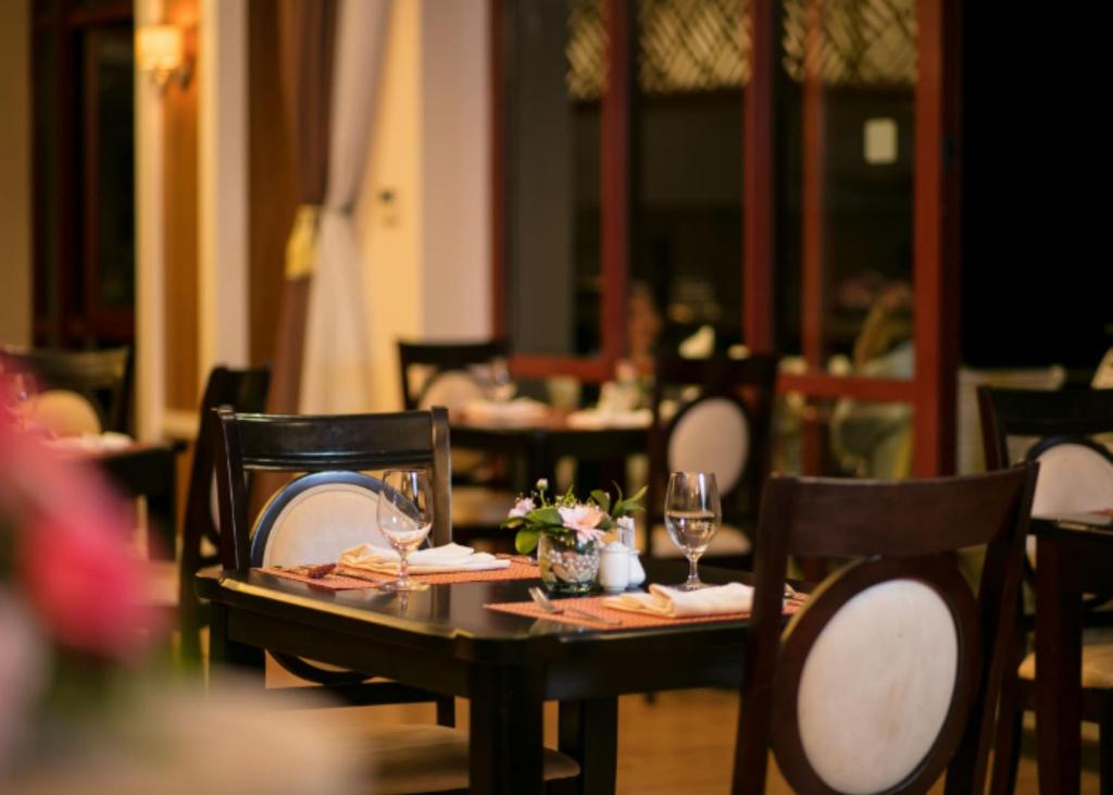 Restaurace v ubytování Swiss-Belresort Tuyen Lam