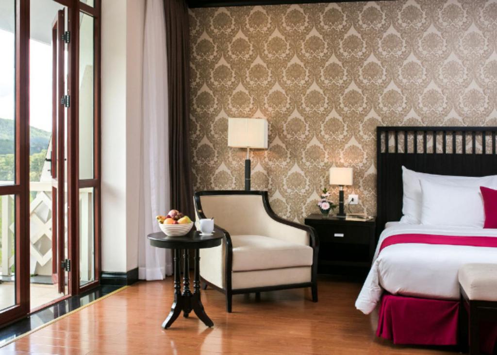 Postel nebo postele na pokoji v ubytování Swiss-Belresort Tuyen Lam