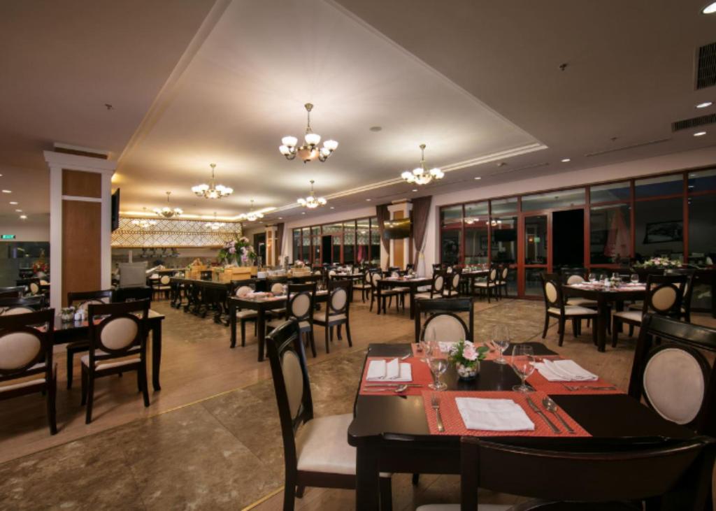 Restaurace v ubytování Swiss-Belresort Tuyen Lam