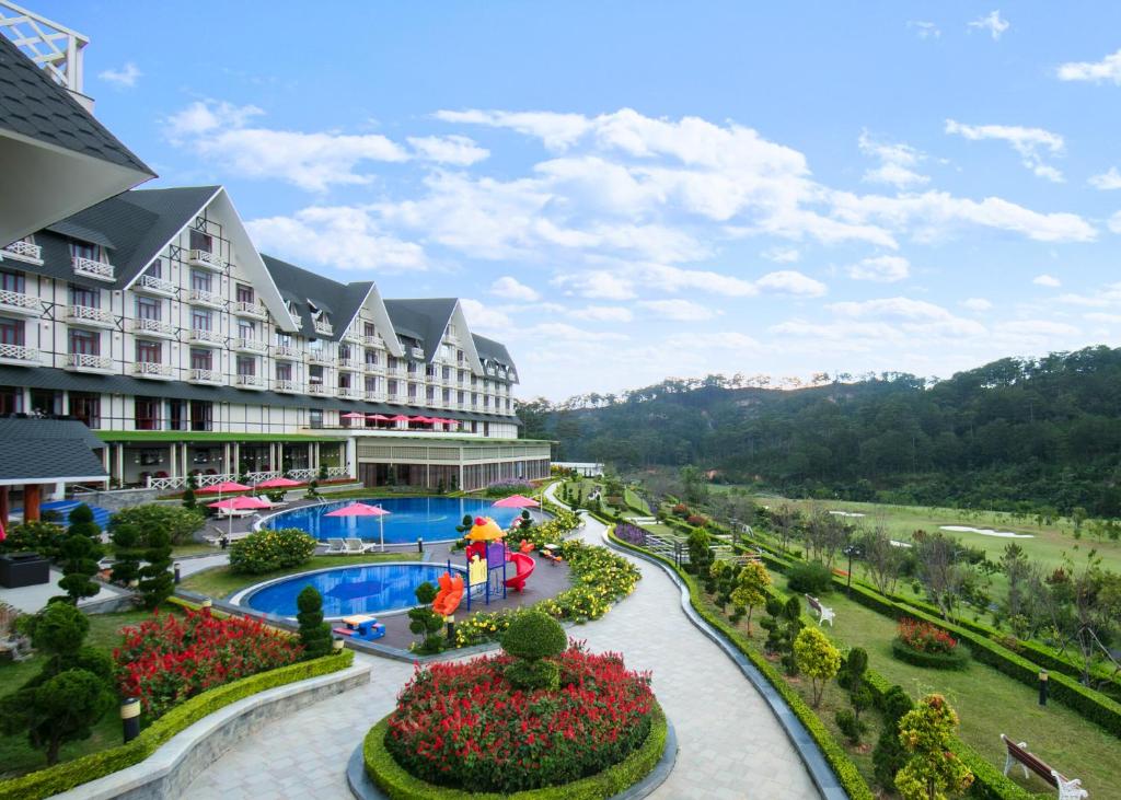 Bazén v ubytování Swiss-Belresort Tuyen Lam nebo v jeho okolí