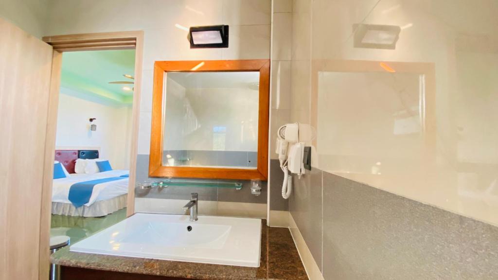 Alimas Holiday Retreat Maldives - 5