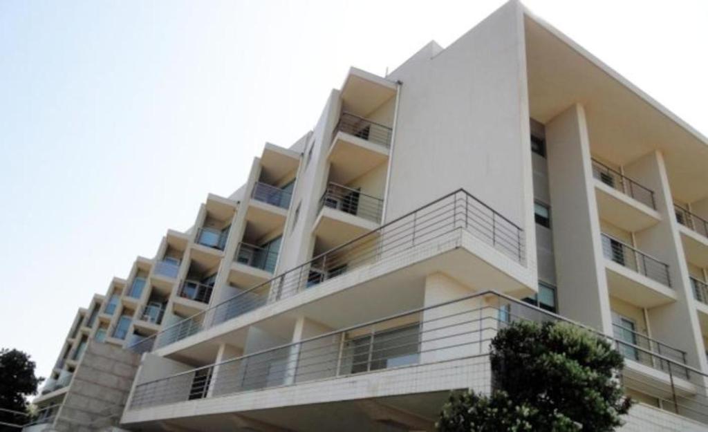 un edificio de apartamentos con balcones en un lateral en Portugal Beach Point, en Vila Nova de Gaia