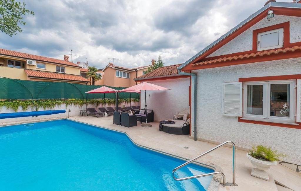 Bazén v ubytovaní Villa Vallis Aurea for max 10 Persons with pool Kukci Poreč alebo v jeho blízkosti