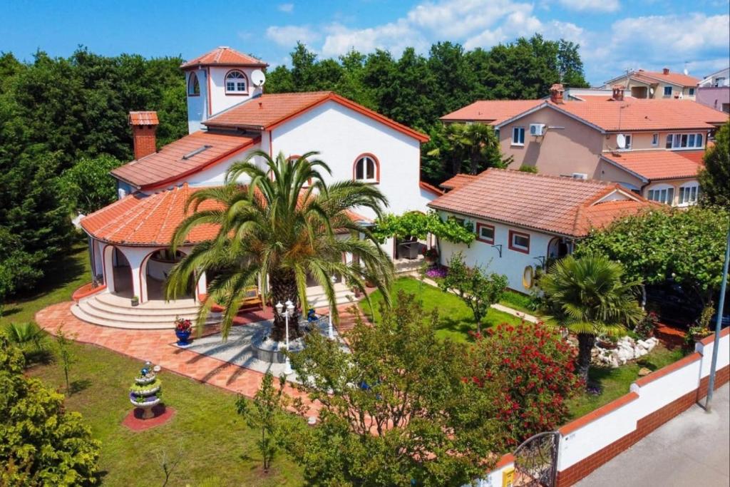 Vonkajšia záhrada v ubytovaní Villa Vallis Aurea for max 10 Persons with pool Kukci Poreč