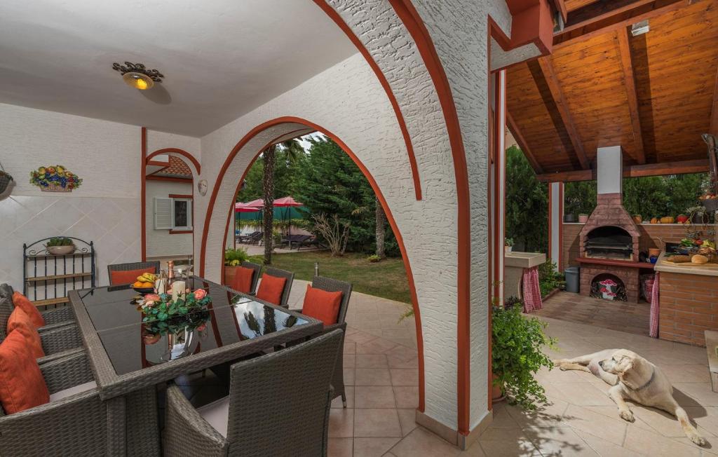 Vonkajšia záhrada v ubytovaní Villa Vallis Aurea for max 10 Persons with pool Kukci Poreč