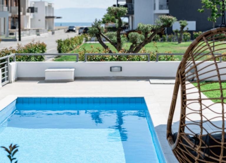 Bazén v ubytování Thalassa & Thalassa Prive Residential Complex nebo v jeho okolí