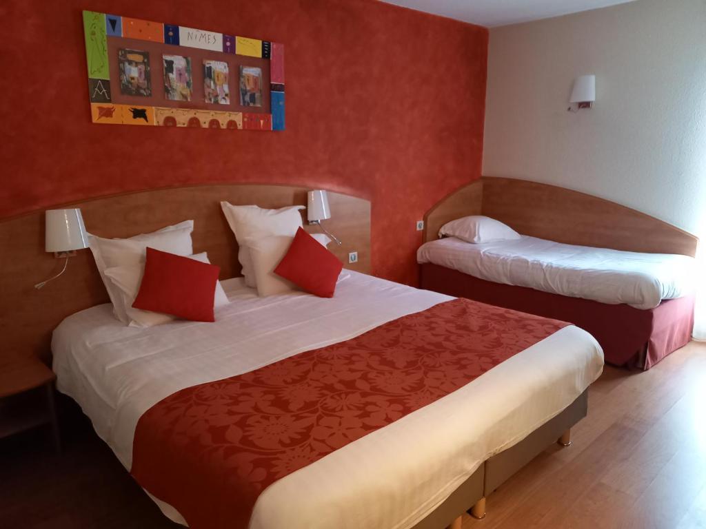 Een bed of bedden in een kamer bij Kyriad Nîmes Ouest A9